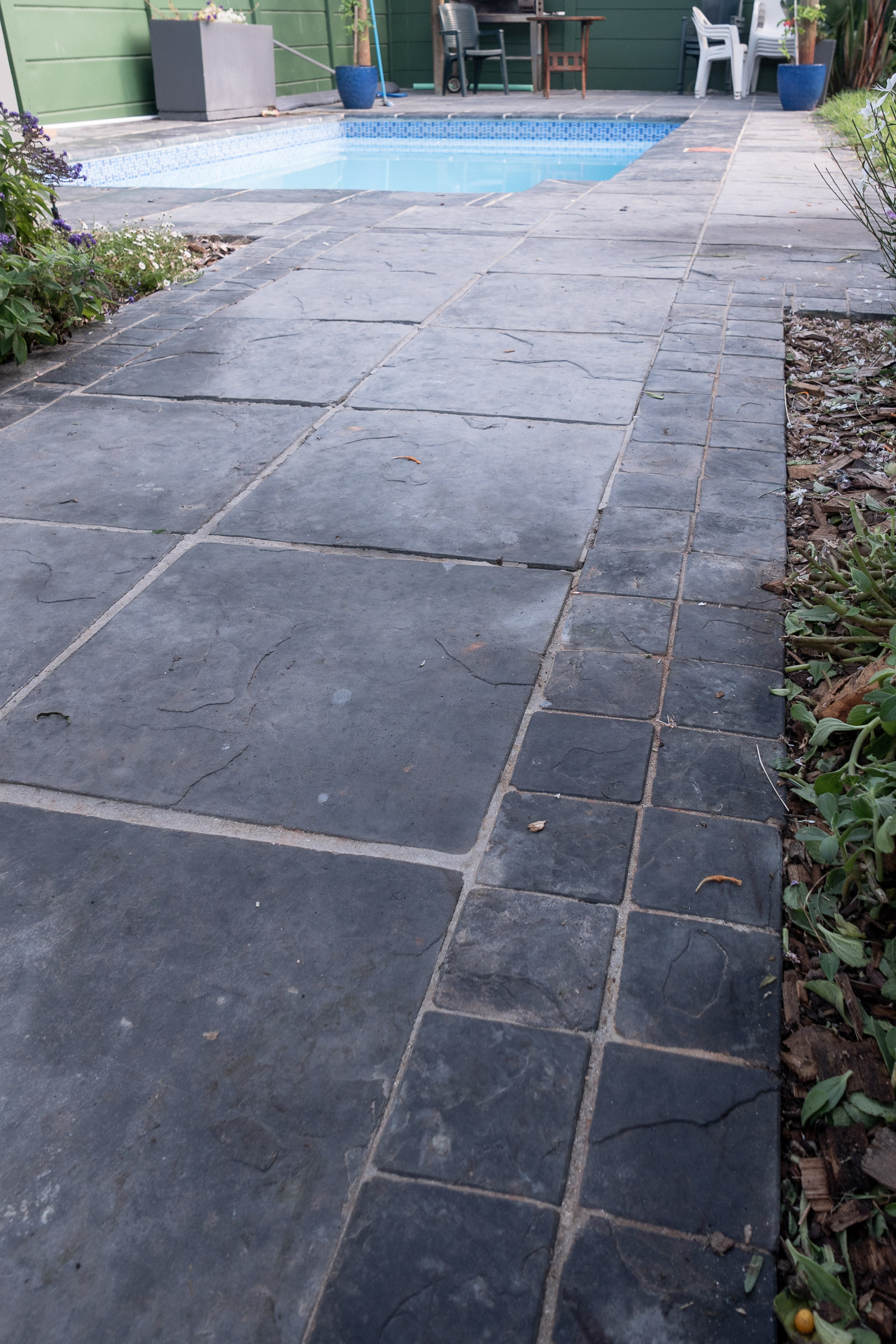 horizon-paving-van-zyl-terraces-panorama-03 Path to swimming pool with charcoal paving slabs and cobble border at Panorama residence