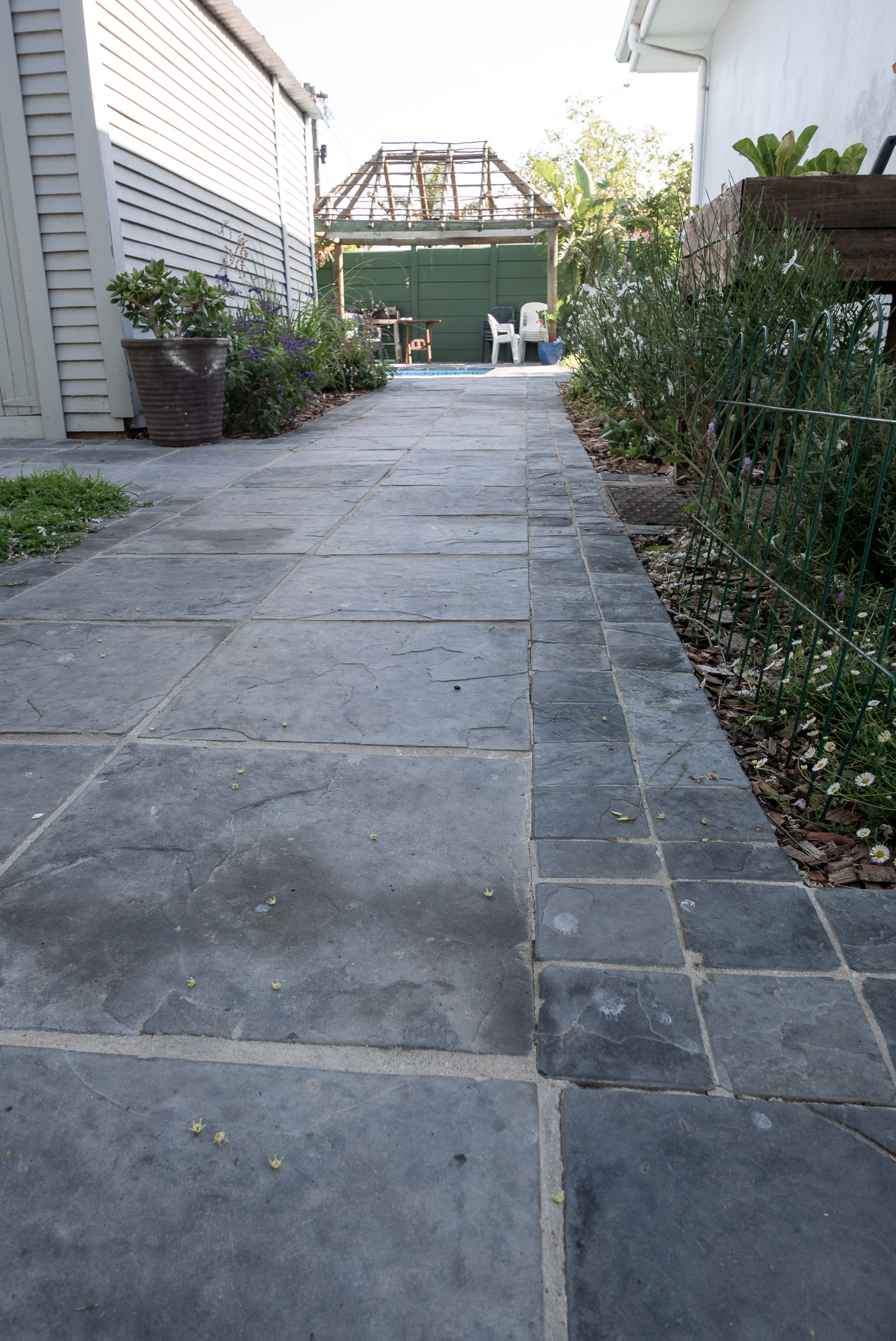 horizon-paving-van-zyl-terraces-panorama-04 Path to lapa with charcoal paving slabs and cobble border at Panorama residence