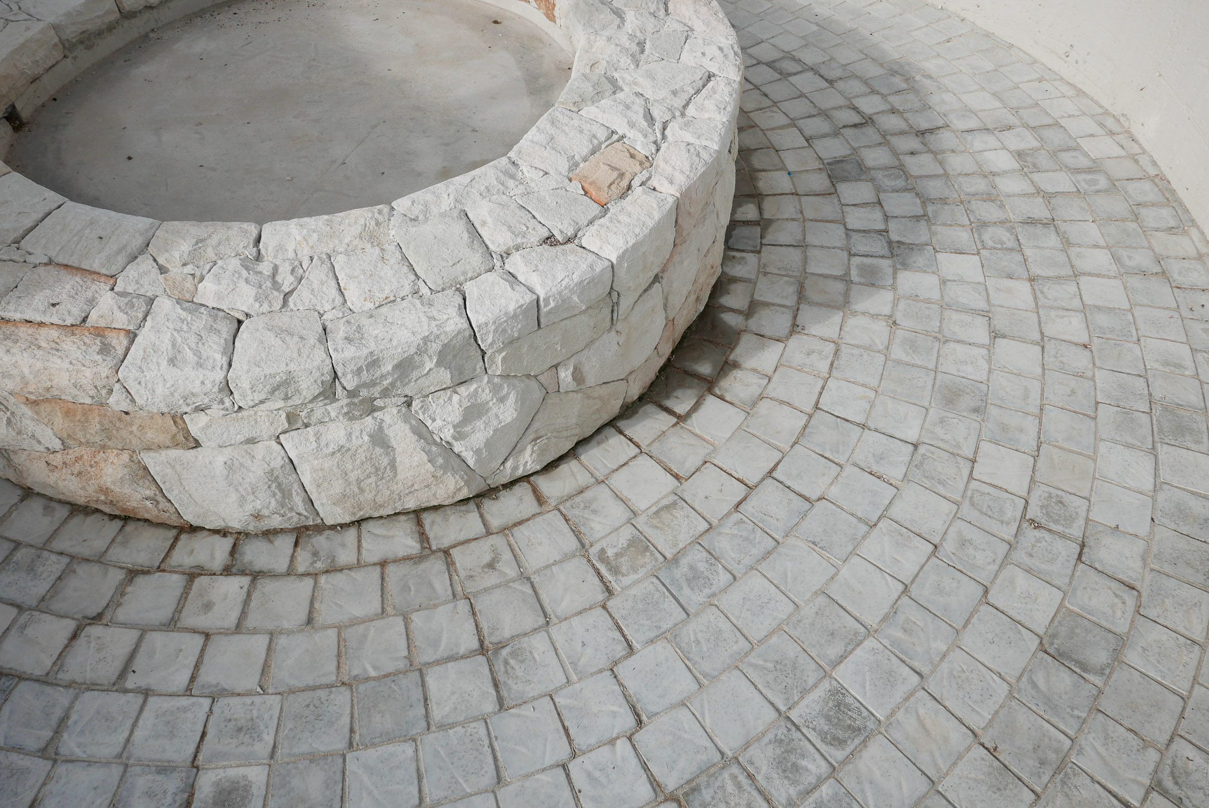 horizon-paving-fire-pit-cobbles-detail Cladded fire pit with cobblestone paving surround