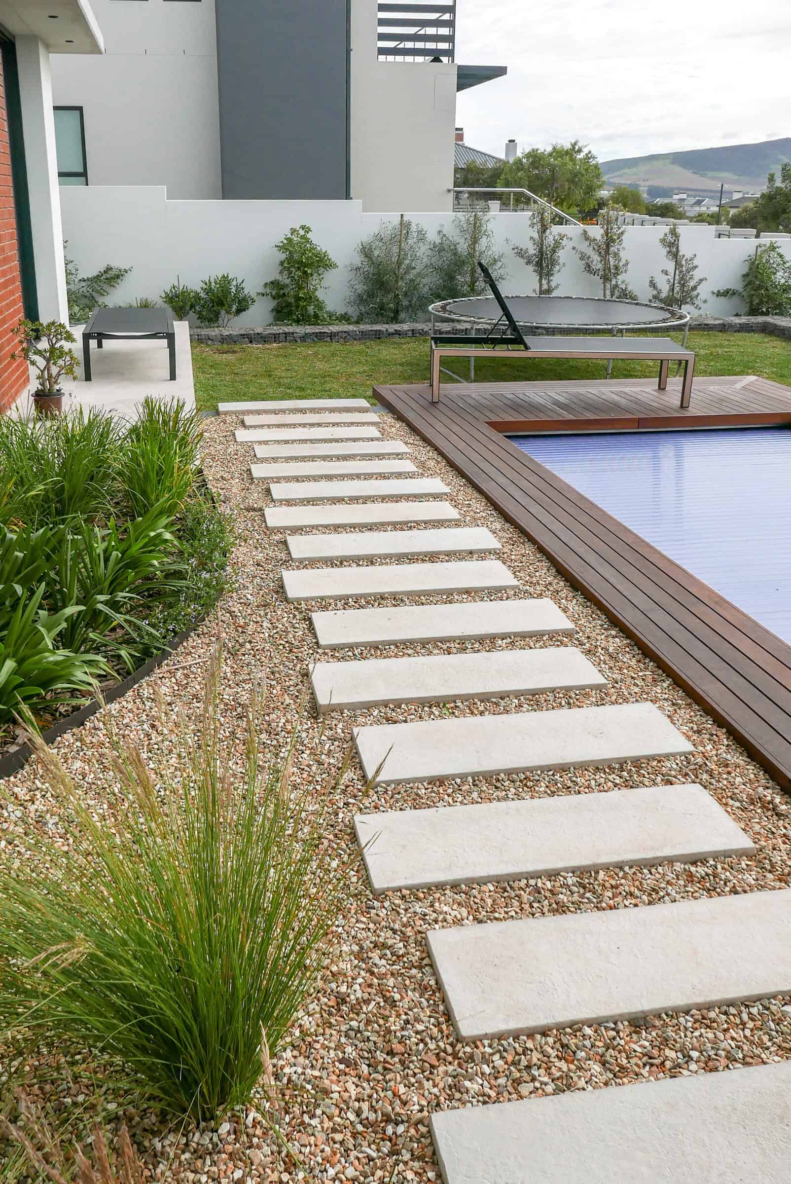 horizon-paving-path-kent-large-pavers-grey Pathway with large format Kent pavers from Revelstone in Perfect stone grey colour next to swimming pool