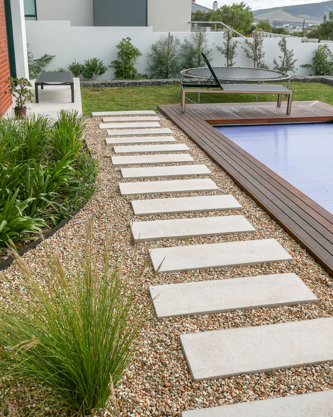 Pathway with large format kent pavers