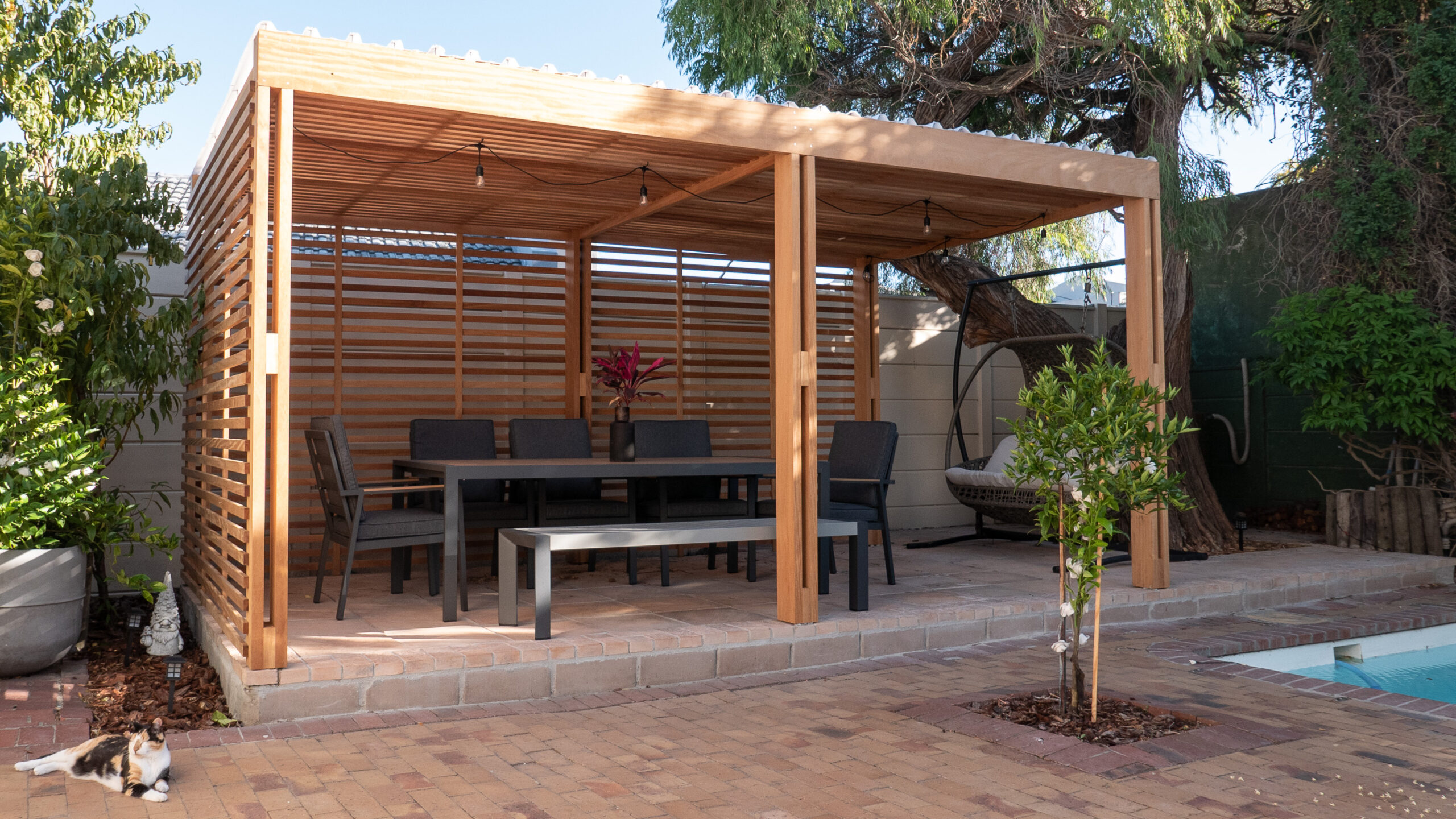 letchworth-terrace-patio-paving-cape-town Patio paving in Edgemead Cape Town with large-format slabs forming a raised terrace with clean edges